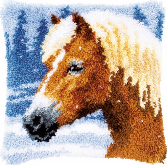 Winter Horse Latch Hook Kit Cushion, Vervaco pn-0178555